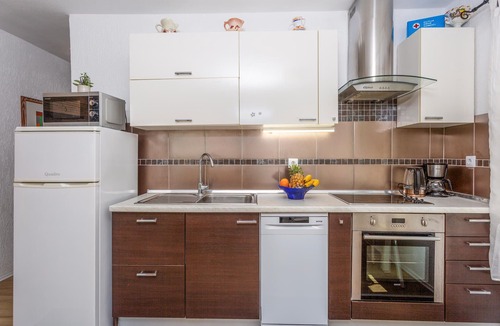 Njivice Apartment | Nice apartment in Njivice with WiFi