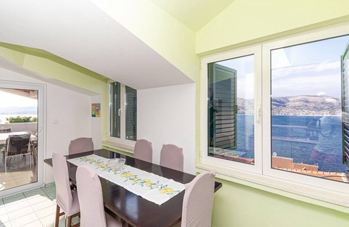 Okrug Donji Apartment | Nice apartment in Okrug Donji with WiFi