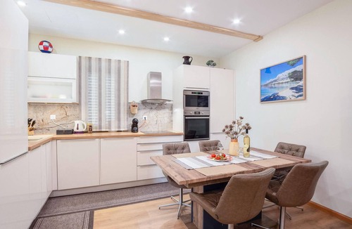 Sinj Apartment | Nice apartment in Sinj with WiFi