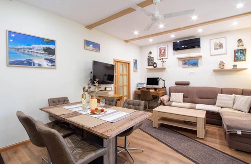 Sinj Apartment | Nice apartment in Sinj with WiFi