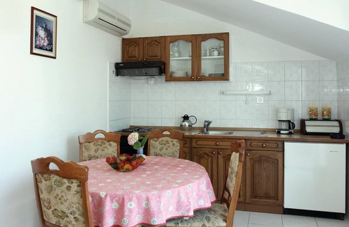 Supetar Apartment | Nice apartment in Supetar with house sea view