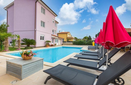 Valbandon Apartment | Nice apartment in Valbandon with swimming pool