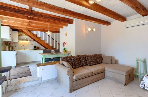 Kastelir House | Nice apartment in villa for 6 people with pool, WIFI, A/C, TV, patio and pets allowed