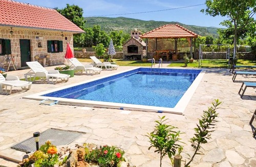 Ruzic House | Nice home in Gradac with private swimming pool, can be inside or outside