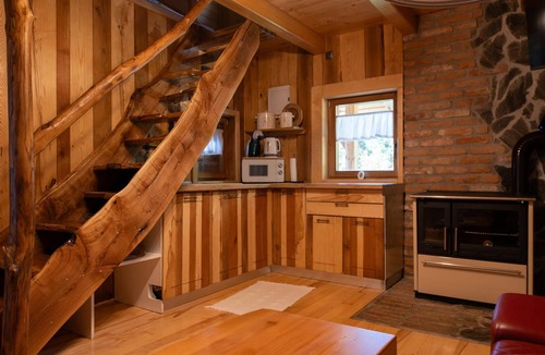 Jakovlje House | Nice home in Kraljev Vrh with sauna