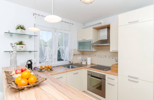 Primorski Dolac House | Nice home in Primorski Dolac