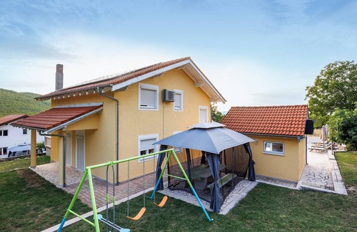 Velic House | Nice home in Velic- Trilj