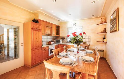 Velic House | Nice Home In Velic- Trilj