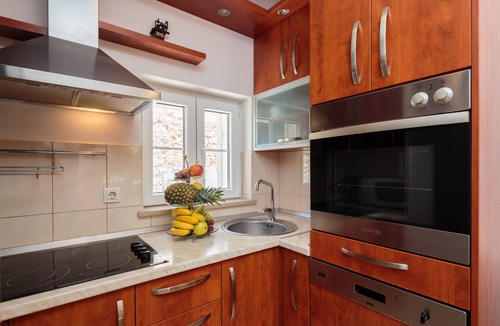Sutivan House | Nona Guesthouse - Charme Holidays