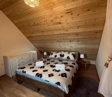 Cvetkovic House | Oak House Mrežnica