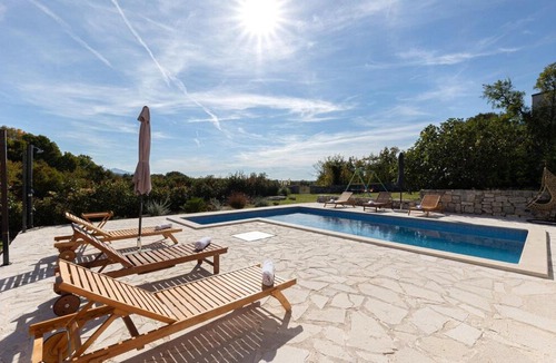Hrvace House | Old Oak Villa-house with Private Heated Pool, Authentic Tavern & BBQ