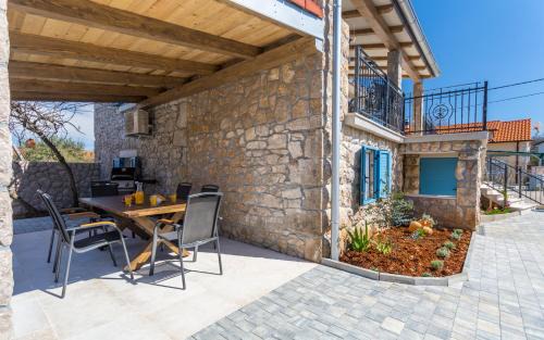 Polje Apartment | Old Stone House Apartment With A Heated Pool