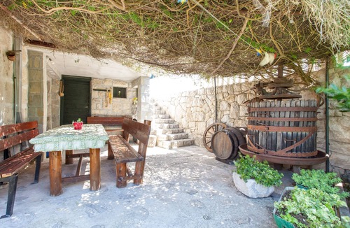 Borak House | old stone house Lelas