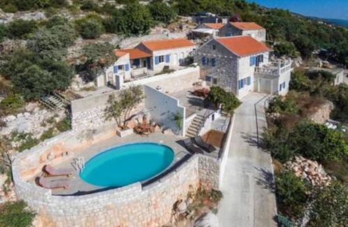 Zavala Villa | Old Tree Villa