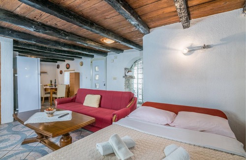 Linardici Apartment | On the first floor of an old private house is this nice studio apartment.