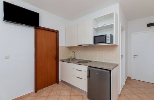 Ruskamen Apartment | One bedroom apartment with balcony and sea view Lokva Rogoznica, Omiš (A-23105-a)