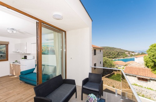Veliki Drvenik Apartment | One bedroom apartment with a swimming pool Drvenik Veliki, Drvenik (A-16377-a)