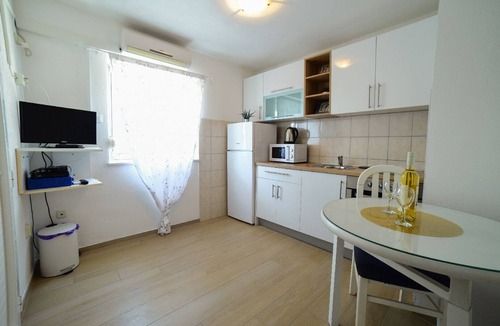 Businci Apartment | One bedroom apartment with balcony and sea view Mavarštica, Čiovo (A-25405-a)