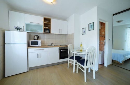 Businci Apartment | One bedroom apartment with balcony and sea view Mavarštica, Čiovo (A-25405-a)