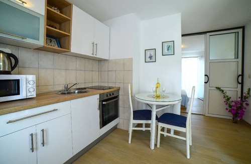 Businci Apartment | One bedroom apartment with balcony and sea view Mavarštica, Čiovo (A-25405-b)