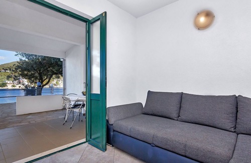 Pokrivenik Apartment | One bedroom apartment near beach Cove Pokrivenik, Hvar (A-10419-a)