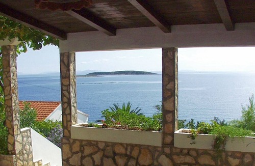 Milna Apartment | One bedroom apartment with terrace and sea view Milna, Vis (A-1145-a)