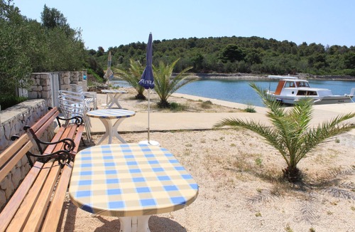 Kukljica Apartment | One bedroom apartment near beach Cove Kunčabok, Ugljan (A-8255-a)