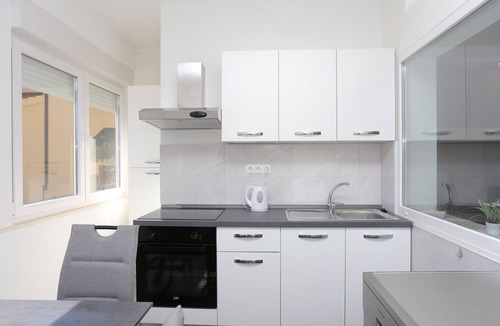 Veliko Brdo Apartment | One bedroom apartment with balcony and sea view Makarska (A-18213-a)
