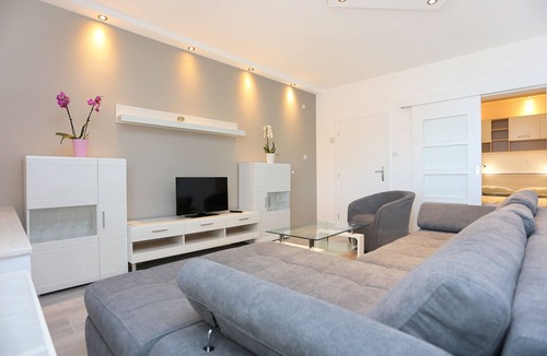 Veliko Brdo Apartment | One bedroom apartment with balcony and sea view Makarska (A-18213-a)