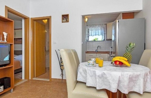 Istok Apartment | One bedroom apartment with balcony Makarska (A-25240-a)