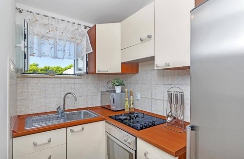 Istok Apartment | One bedroom apartment with balcony Makarska (A-25240-a)