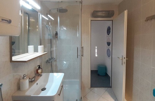 Vantacici Apartment | One bedroom apartment near beach Vantačići, Krk (A-19306-a)