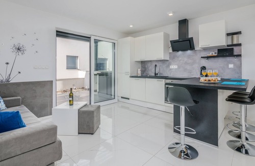 Vantacici Apartment | One bedroom apartment with terrace Vantačići, Krk (A-19265-d)