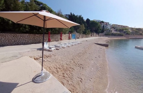 Vidalici Apartment | One bedroom apartment with hot tub by the beach Vidalići, Pag (A-18936-a)