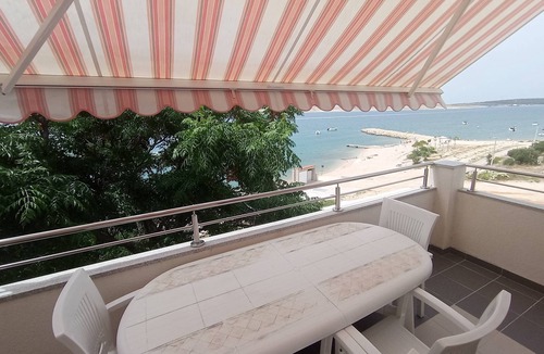 Vidalici Apartment | One bedroom apartment with hot tub by the beach Vidalići, Pag (A-18936-d)