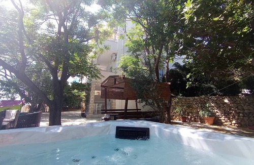 Vidalici Apartment | One bedroom apartment with hot tub by the beach Vidalići, Pag (A-18936-e)