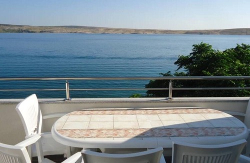 Vidalici Apartment | One bedroom apartment with hot tub by the beach Vidalići, Pag (A-18936-e)
