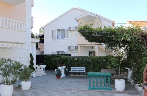 Promajna Apartment | One bedroom apartment with terrace Promajna, Makarska (A-10329-a)