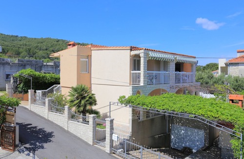 Businci Apartment | One bedroom apartment with terrace and sea view Arbanija, Čiovo (A-18797-b)