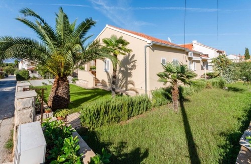 Supetar Apartment | One bedroom apartment with terrace Supetar, Brač (A-16294-a)