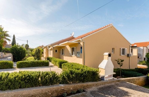 Supetar Apartment | One bedroom apartment with terrace Supetar, Brač (A-16294-c)