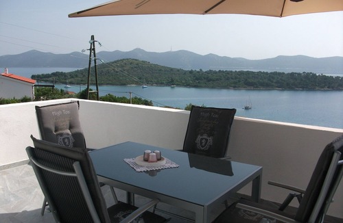 Mali Iz Apartment | One bedroom apartment with terrace and sea view Mali Iž, Iž (A-25965-a)