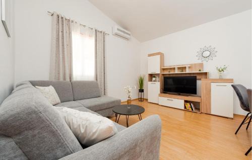 Podgradina Apartment | One-Bedroom Apartment In Podgradina