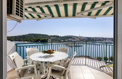 Jezera Apartment | One bedroom apartment near beach Jezera, Murter (A-796-d)