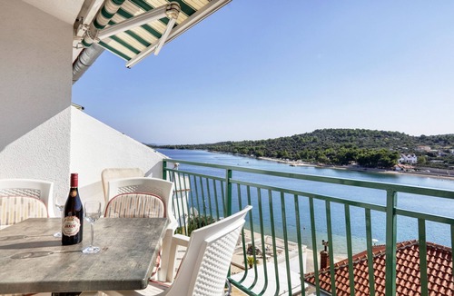 Jezera Apartment | One bedroom apartment near beach Jezera, Murter (A-796-e)