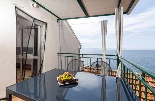 Gdinj Apartment | One bedroom apartment near beach Cove Tvrdni Dolac, Hvar (A-8703-a)