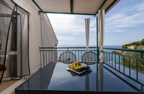 Gdinj Apartment | One bedroom apartment near beach Cove Tvrdni Dolac, Hvar (A-8703-a)