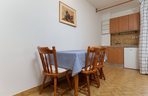 Tice Apartment | One bedroom apartment near beach Nemira, Omiš (A-2782-f)