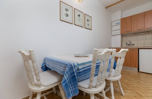 Tice Apartment | One bedroom apartment near beach Nemira, Omiš (A-2782-a)