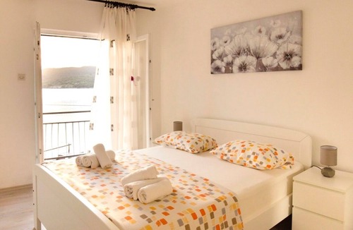 Vis Apartment | One bedroom apartment near beach Vis (A-8525-a)